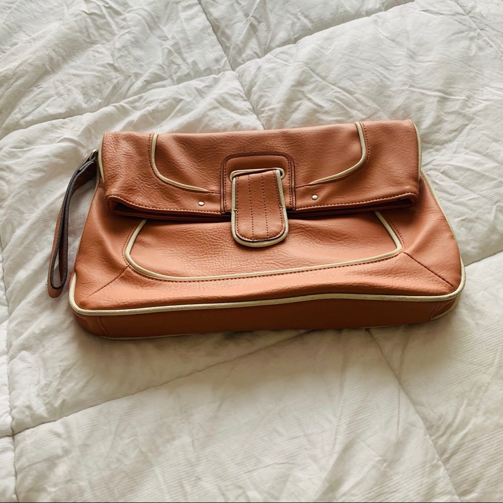 Large and spacious clutch